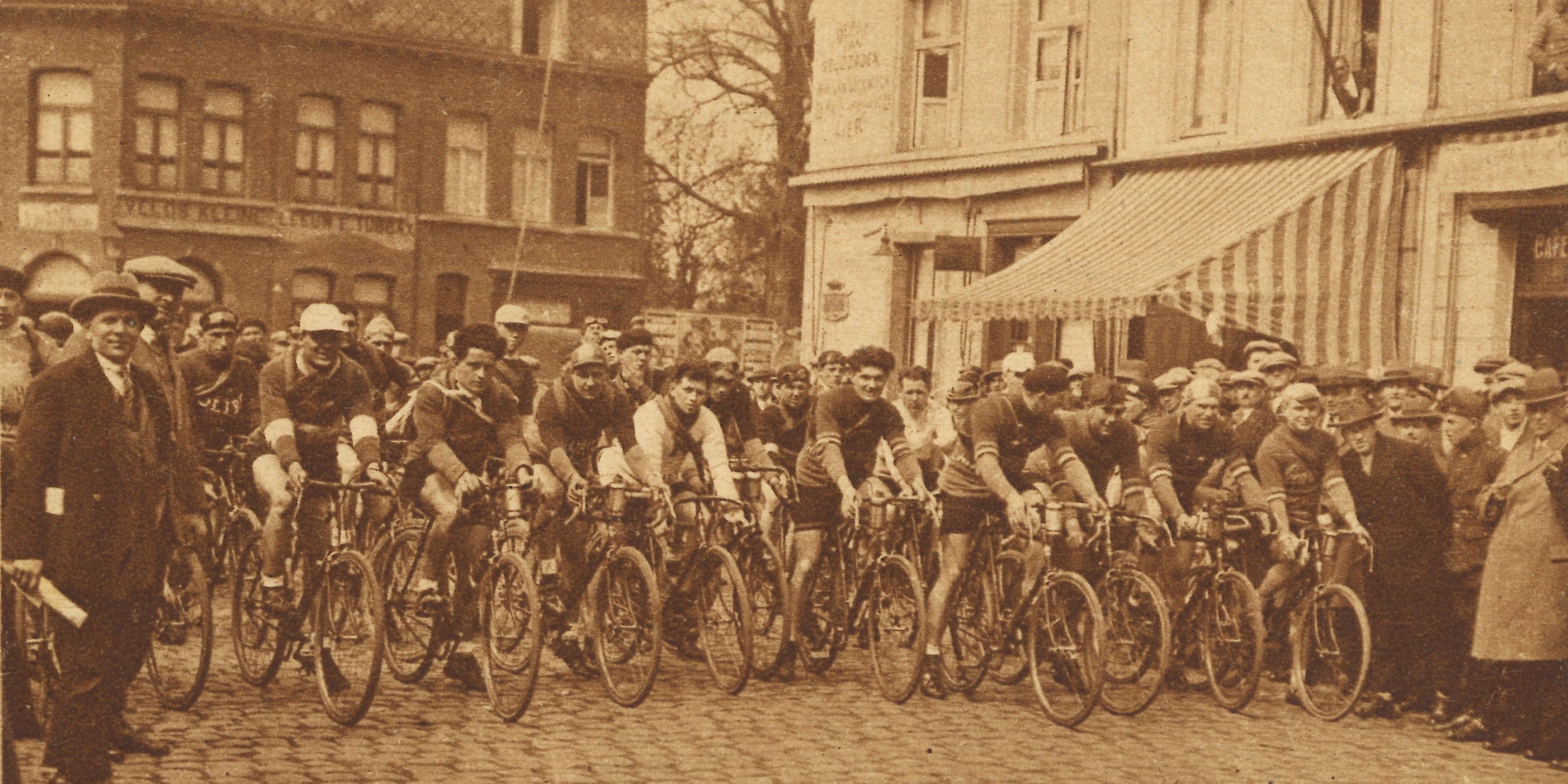 Het peloton staat klaar voor de start van de wedstrijd Antwerpen-Namen-Antwerpen op het Cogelsplein in 1929. Het peloton staat klaar voor de start van de wedstrijd Antwerpen-Namen-Antwerpen op het Cogelsplein in 1929.